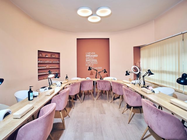 saekalfa - τεχνικός ονυχοπλαστικής - αίθουσα